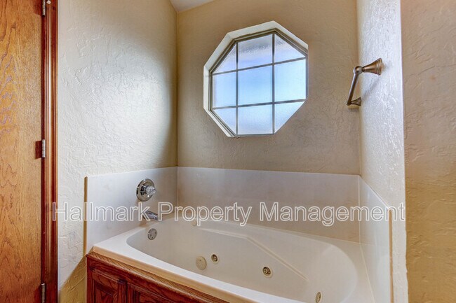 Building Photo - 500 Loyd Ln