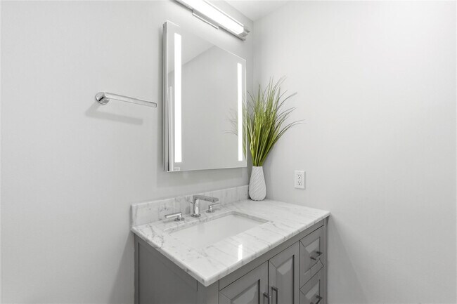 Building Photo - 511 SE 5 Ave