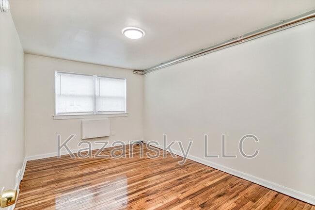 Building Photo - 1866 Pratt St