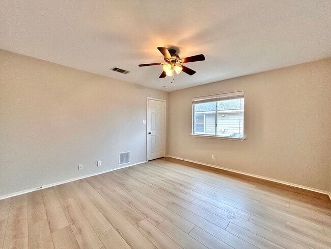 Building Photo - 609 N Cascades Ave