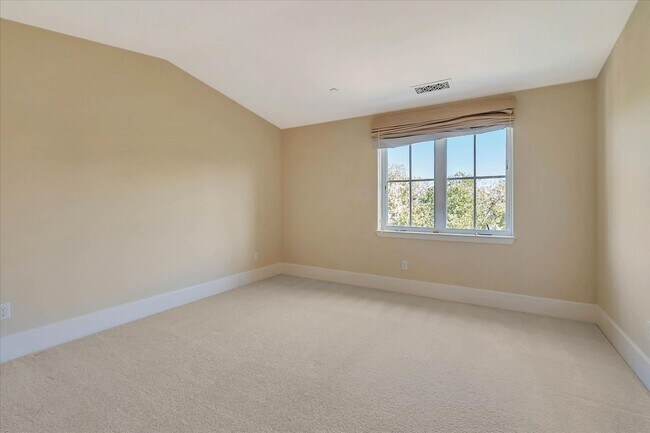 Building Photo - Beautiful Tri-Level 4 bedroom, 3.5 Bathroom, 2,150 SqFt Home in Downtown Campbell!