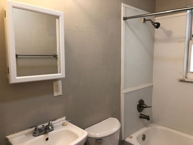 Building Photo - 2 Bedroom 1 Bath Home - Recently updated a...