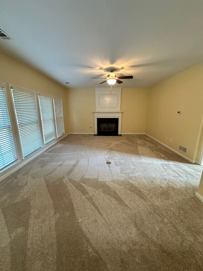Building Photo - 420 White Rose Trce