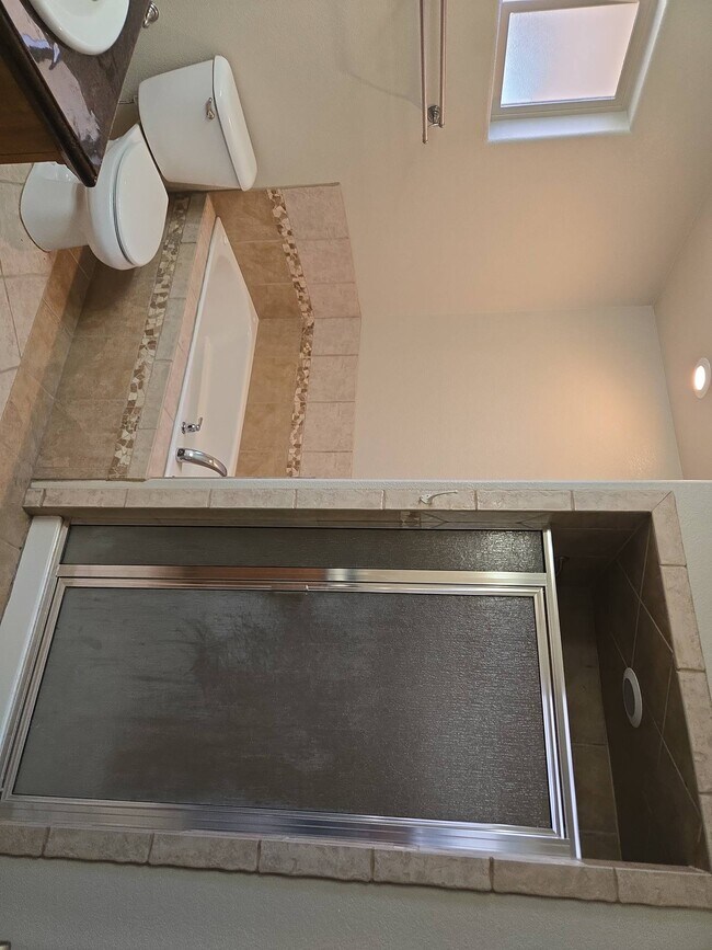 Building Photo - 729 Skyview Ct