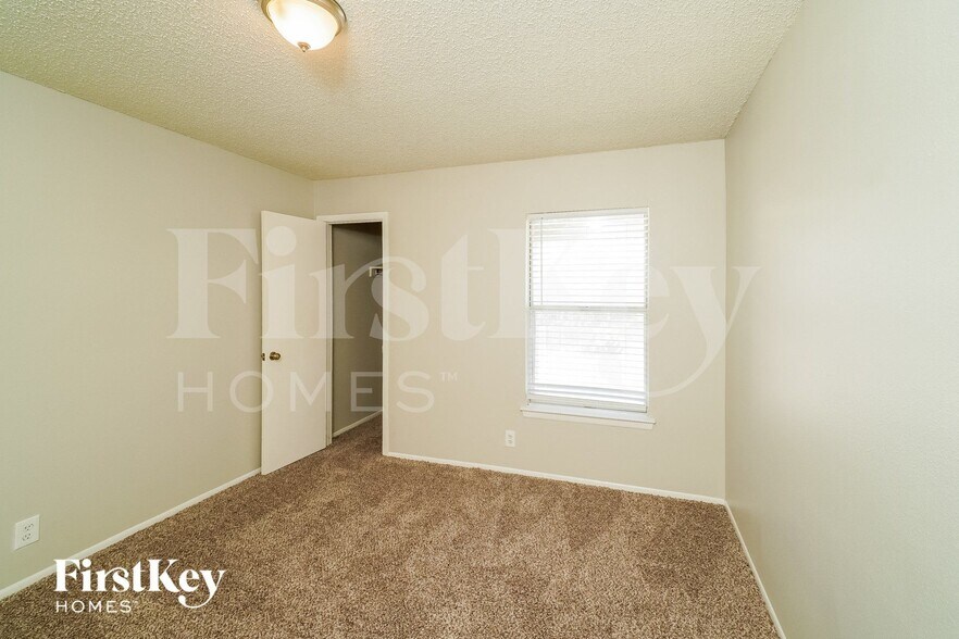 Building Photo - 14219 N Hills Village Dr