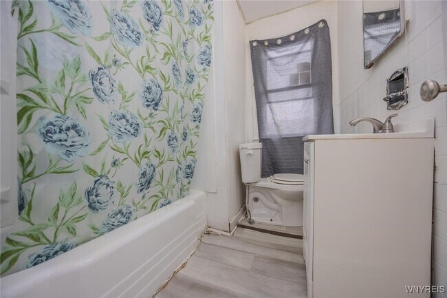 Building Photo - 2253 Niagara St