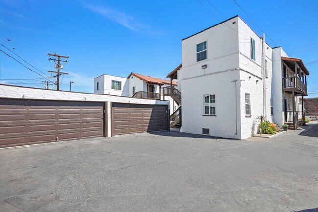 Building Photo - 1524 N Sycamore St