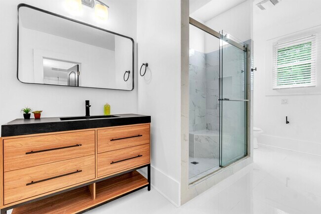 Building Photo - 1721 Nelson Ave