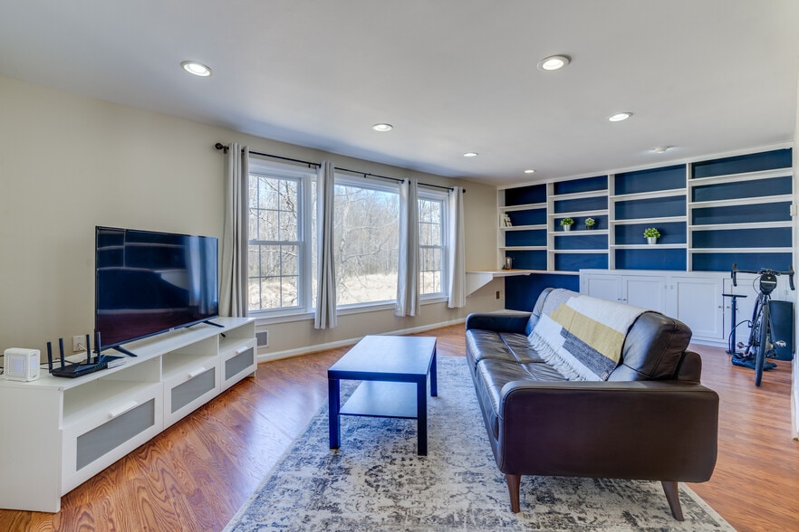 Building Photo - 7913 Central Park Cir