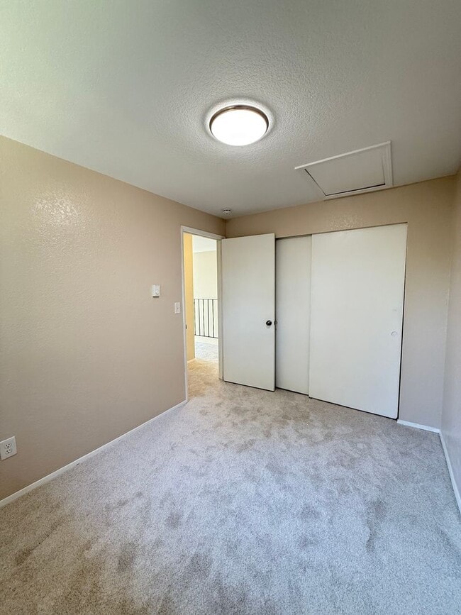 Building Photo - Updated 2BR Townhome with Fenced Yard & Ga...