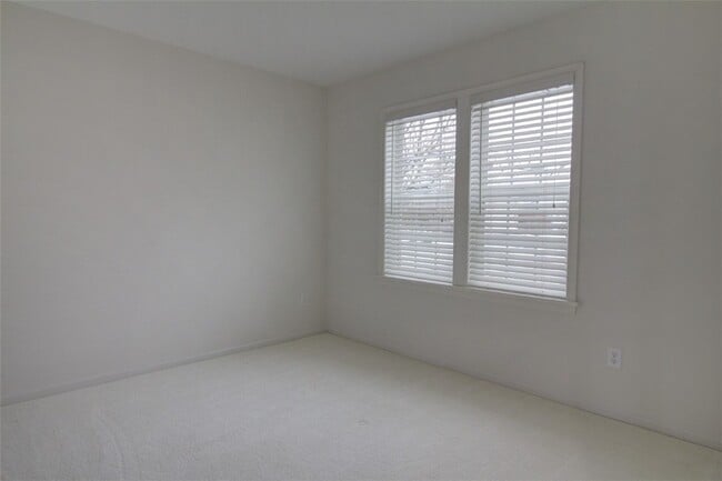 Building Photo - 245 Roseland Ln