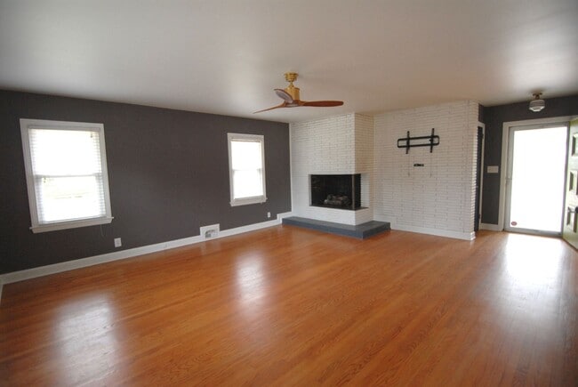 Building Photo - Mid-century style 3 bedroom 2 bath brick r...