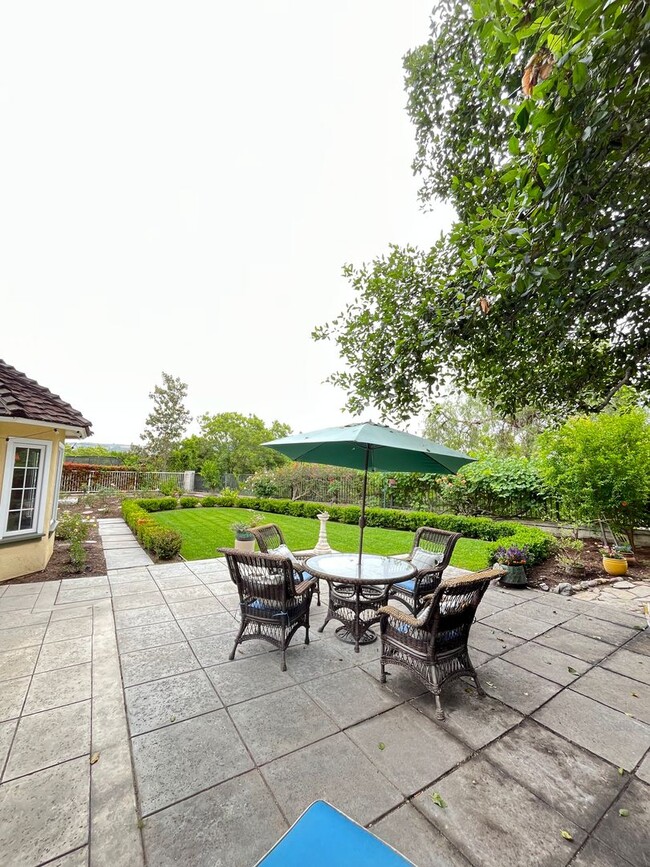 Building Photo - Large , Elegant Single Story House in Pres...