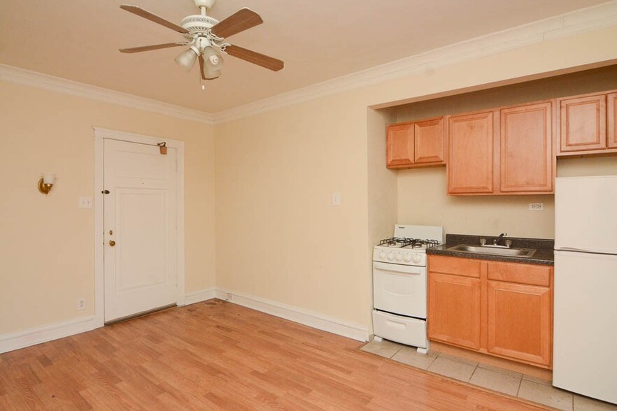 Building Photo - 4549 N Damen Ave