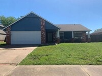 Building Photo - This beautifully updated three-bedroom, tw...