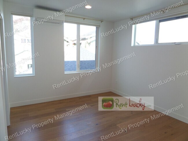 Building Photo - Spectacular VIEW 2 Bedroom+Den Townhome, Zoned For Residential & Commercial Use! Live and Work in...