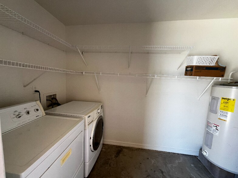 Building Photo - 261 Cottonwood Dr