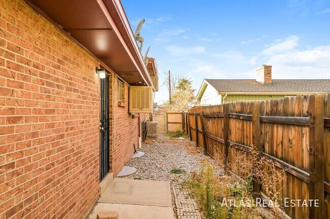 Building Photo - 681 Fraser St