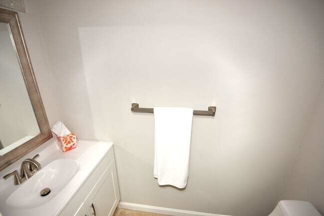 Building Photo - Renovated Townhome for Rent