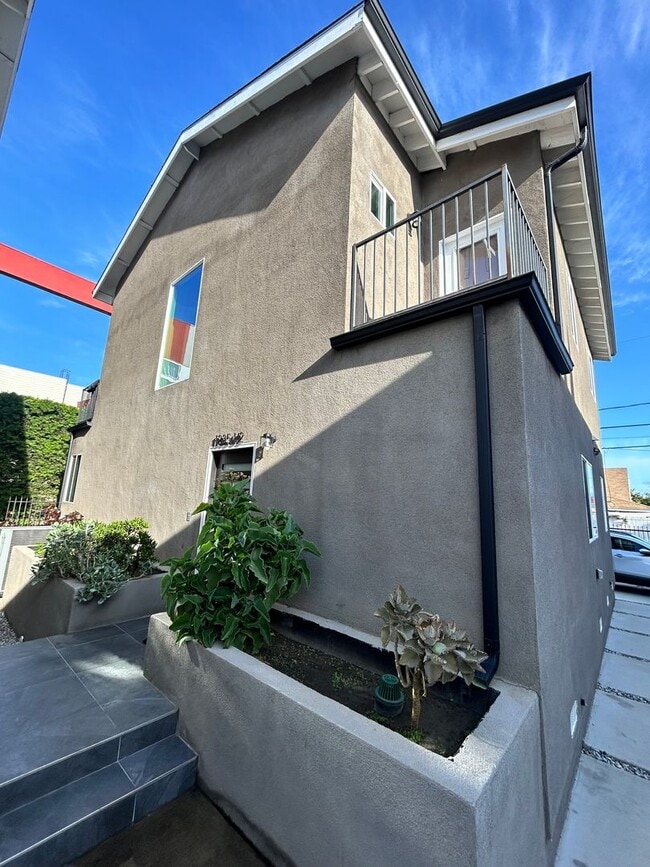 Building Photo - Soho Partners 1235