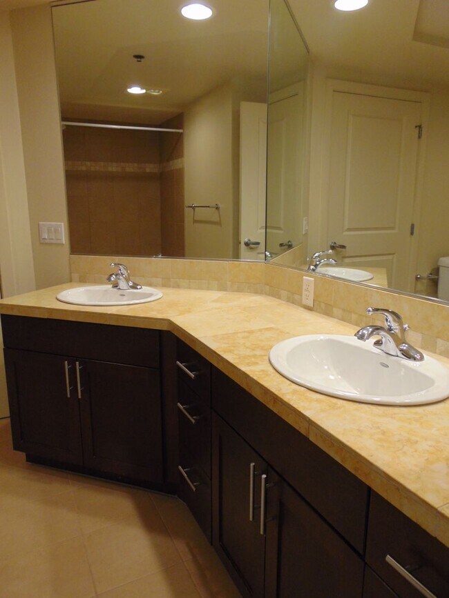 Building Photo - Luxurious and Spacious Ballard 1 Bedroom C...