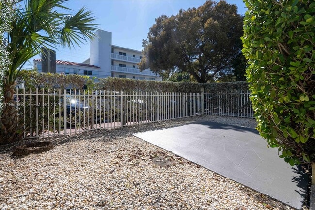 Building Photo - 1011 Bay Dr