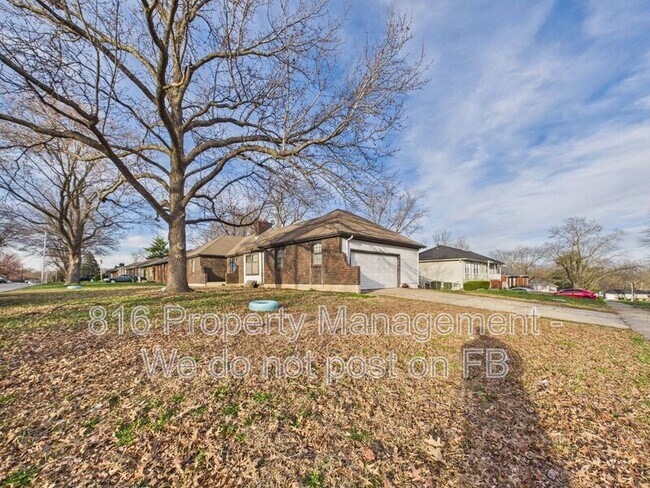 Building Photo - 3929 S Carriage Ln