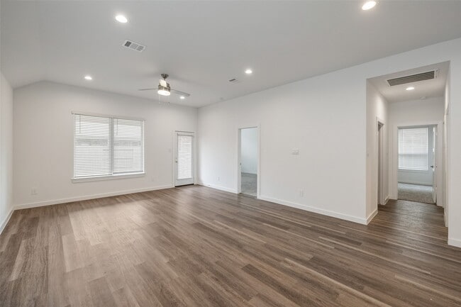 Building Photo - 1613 Sunbend Ln