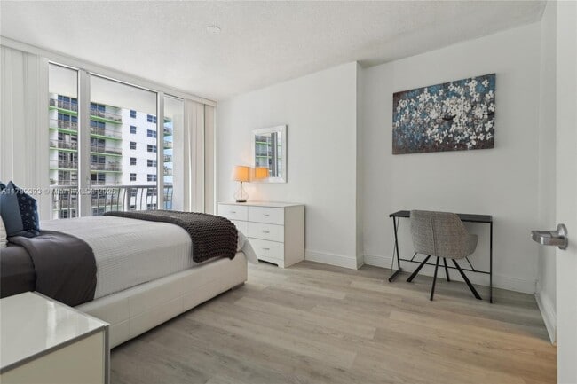 Building Photo - 1750 N Bayshore Dr