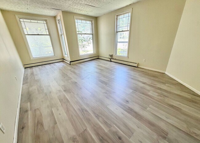 Building Photo - 3 Bedroom Apartment Superior South End Location Burlington Available 7/1