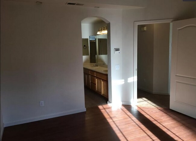 Building Photo - Great location!  Close to shopping, schools and freeway access