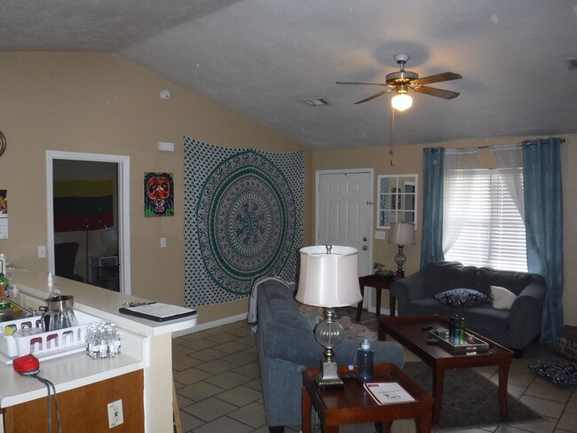 Building Photo - 2 BR / 2 BA Single Family Home in Renegade...