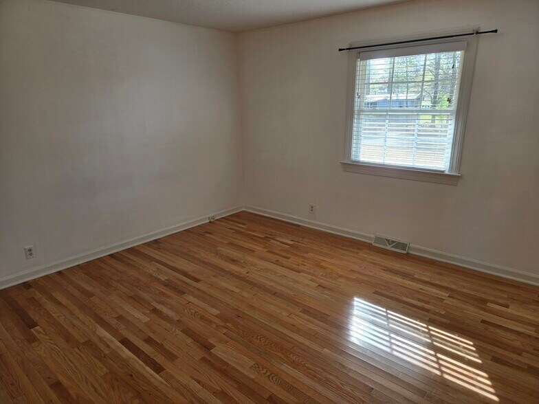 master bedroom - 10025 N Oak St