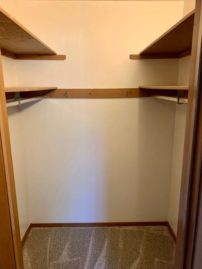 Building Photo - 2 Bedroom/1.5 Bathroom Apartment - Second ...