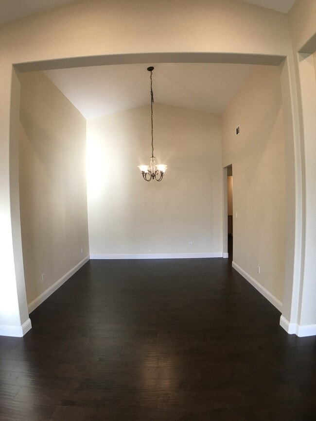 Building Photo - Gorgeous NW Home 4 Bed/3 Bath $2,800 Depos...