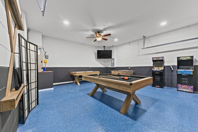 Building Photo - 8022 King Palm Cir