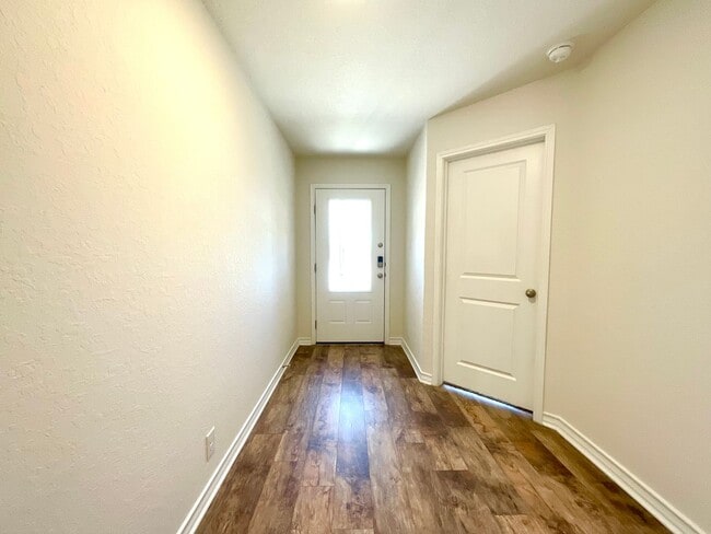 Building Photo - **APPLICATION RECEIVED** *MOVE IN SPECIAL* Stunning 4/2 Home With Access To Pool, Trails & 24-Hou...