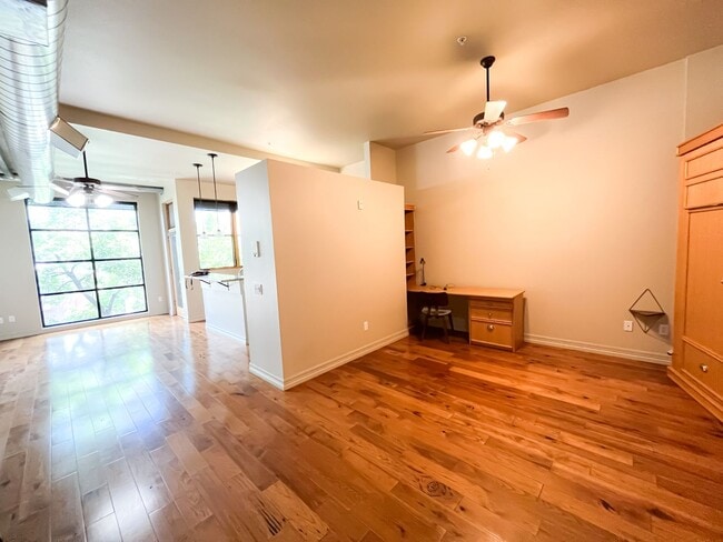 Building Photo - Fantastic Studio Condo in Old Town