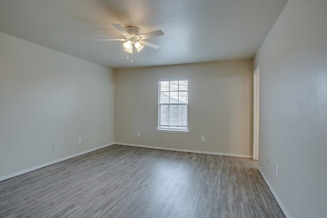 Building Photo - Large 3/2/2 in South Lubbock!