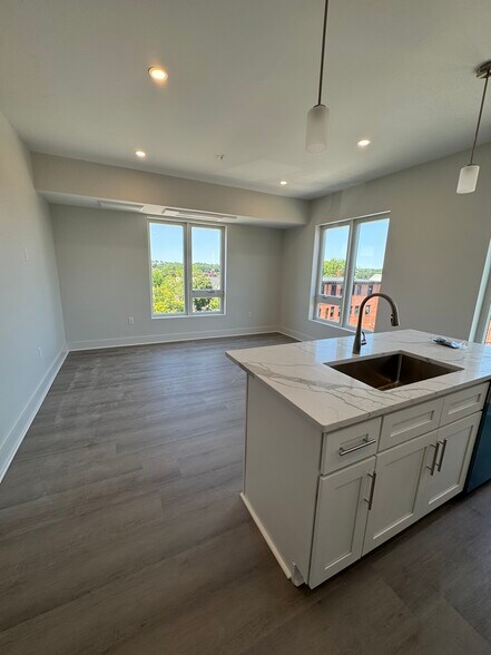 Building Photo - 386 Atwells Ave