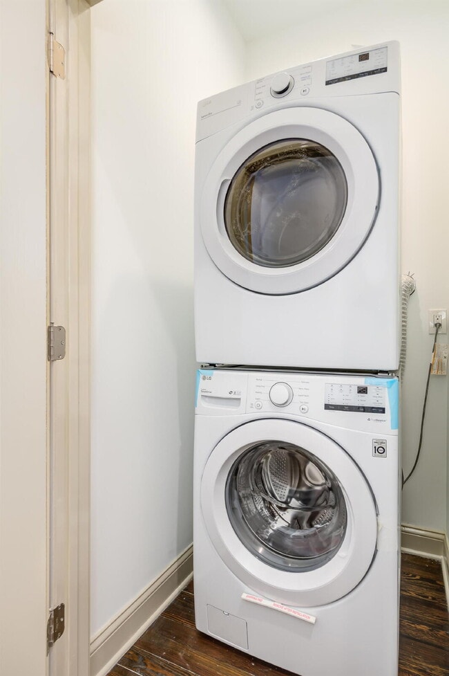 Building Photo - "Spacious Urban Living: Charming 2-Bedroom Retreat in St. Louis City - 1287 Sq Ft of Comfort!"  C...