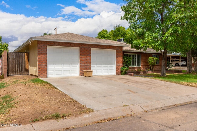 Building Photo - 1928 E Palo Verde Dr