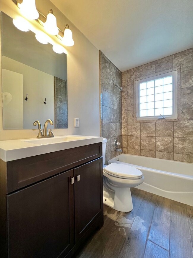 Building Photo - Spacious 3 Bed 2 Bath House in Central For...