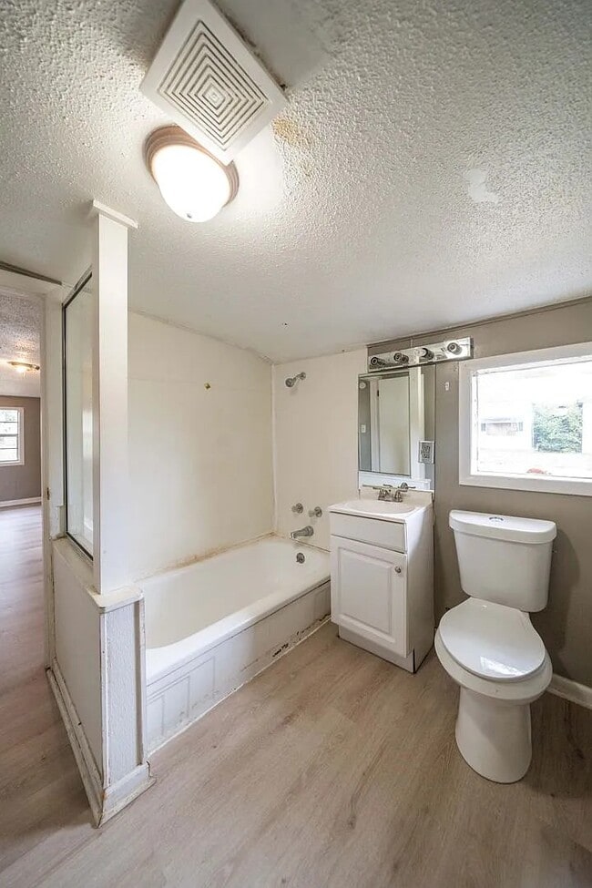 Building Photo - 807 Walnut St