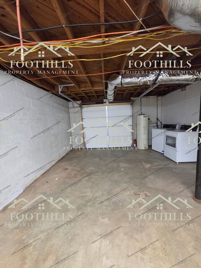 Building Photo - 605 River Rd