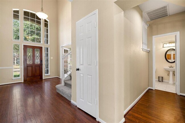 Building Photo - 2645 Lakeway Dr