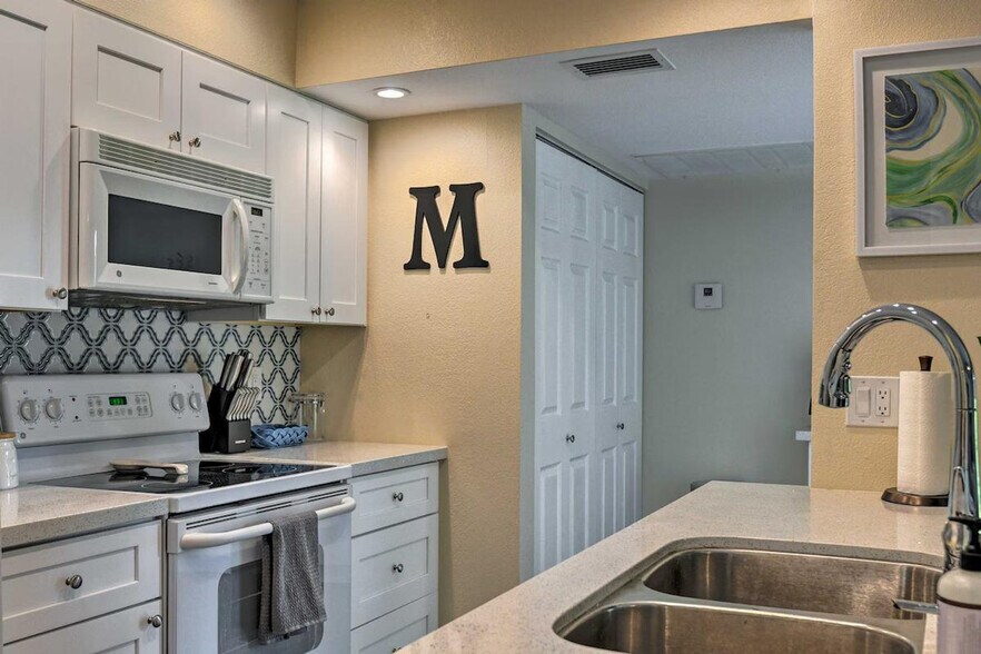 Building Photo - 9270 E Mission Ln