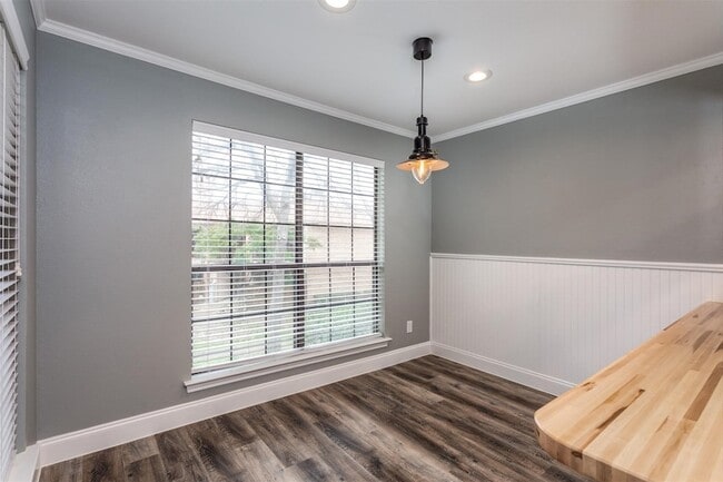 Building Photo - 16301 Ledgemont Ln