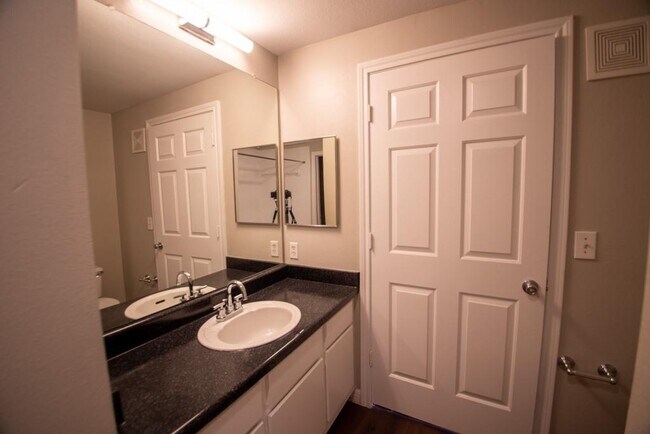 Building Photo - 2320 Gracy Farms Ln