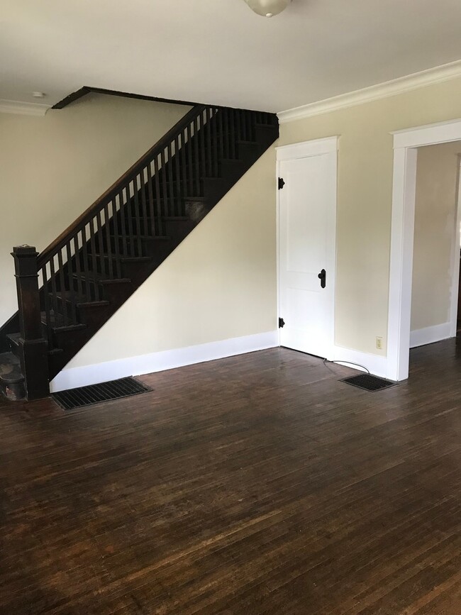 Building Photo - Beautiful 2 Bedroom,1 Bath Home in the Tan...